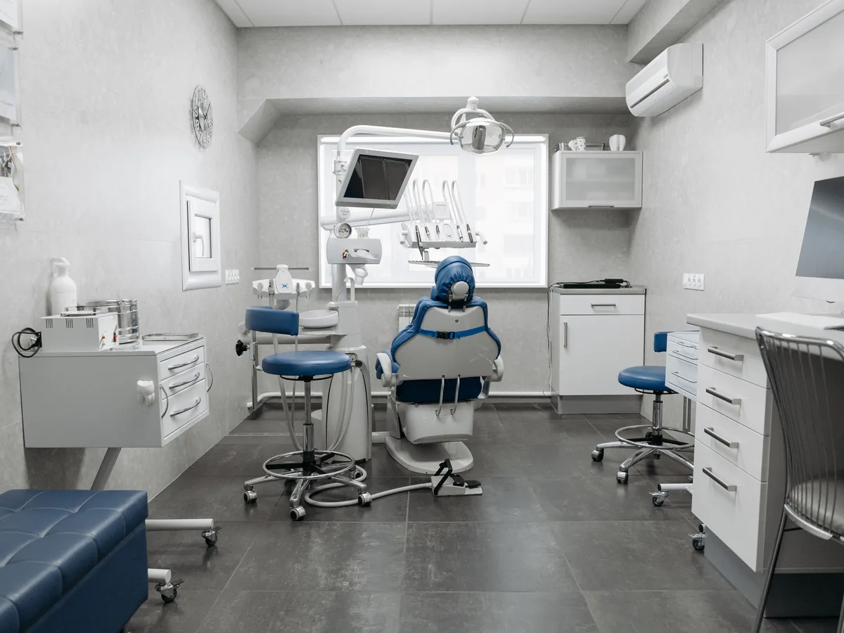 Dentiste : cabinet et geste de soin