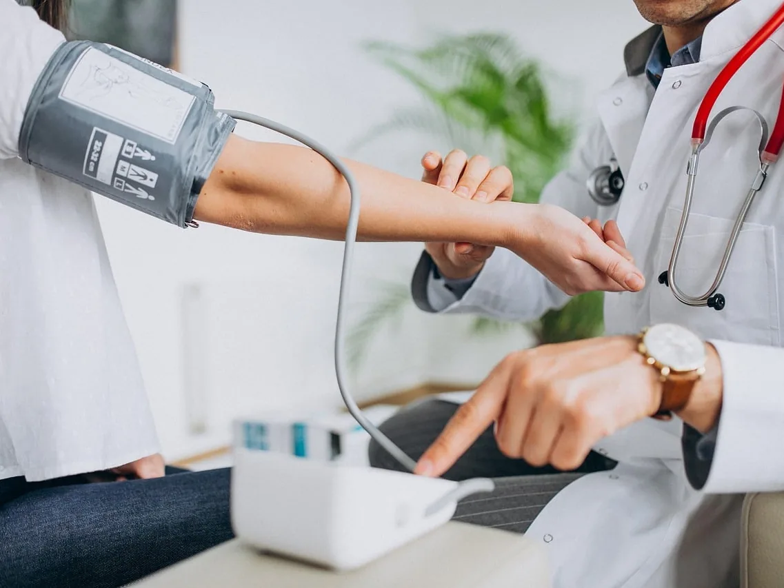 Médecin généraliste : cabinet et geste de soin