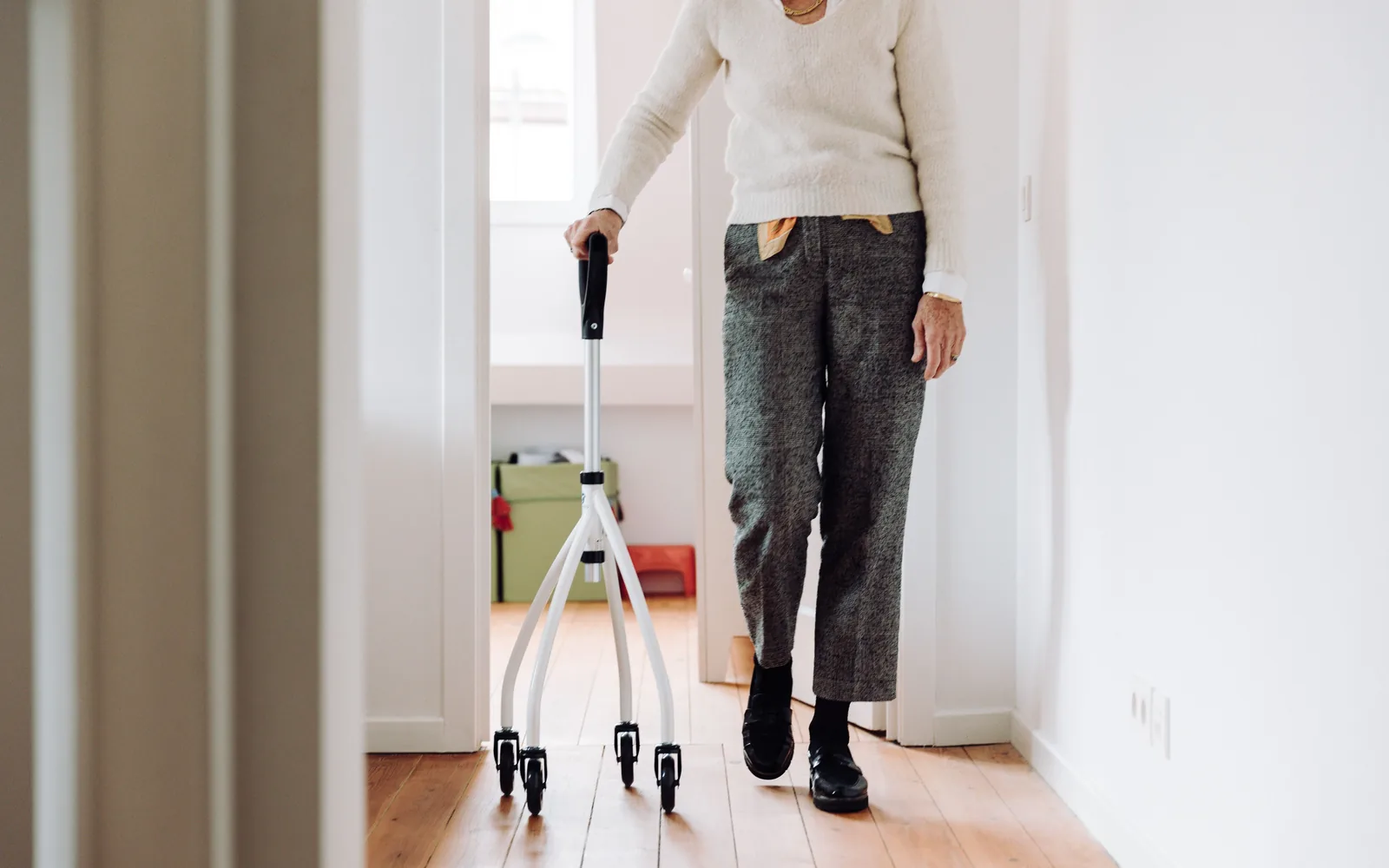 Choisir une canne, béquilles ou déambulateur : guide comparatif