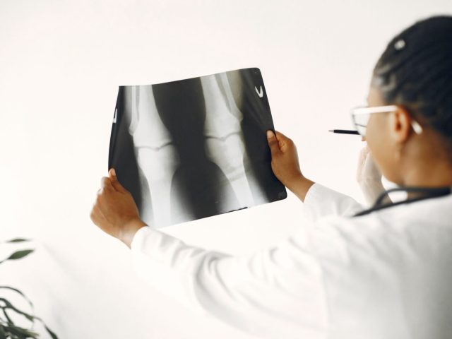Orthopédiste ou médecin du sport pour douleur au genou